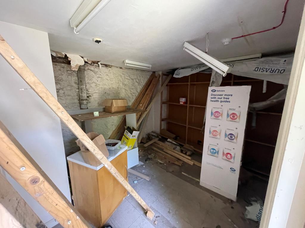 Lot: 142 - FREEHOLD PROPERTY WITH VACANT UPPER PARTS - Store room on ground floor